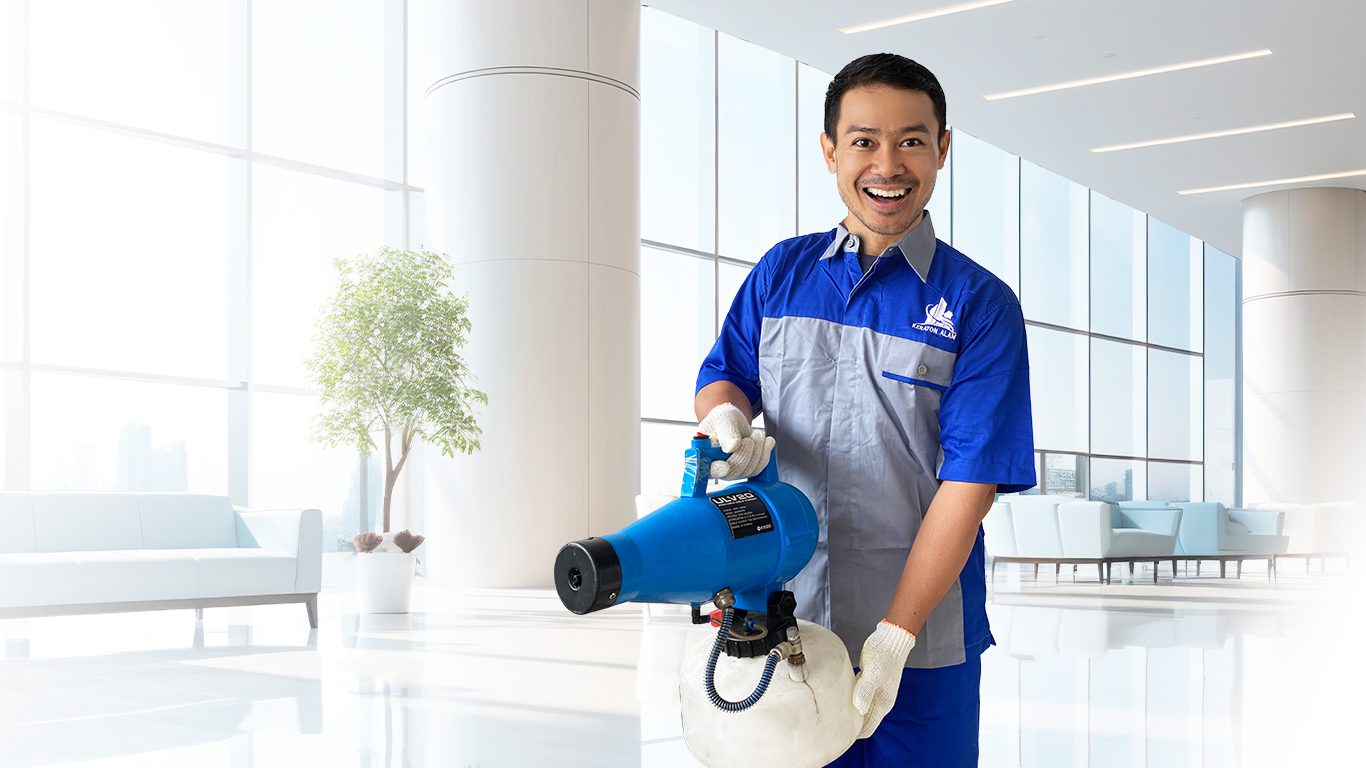 Tim profesional melakukan penyemprotan untuk layanan jasa pest control gedung, menjaga kebersihan dan kesehatan lingkungan perkantoran