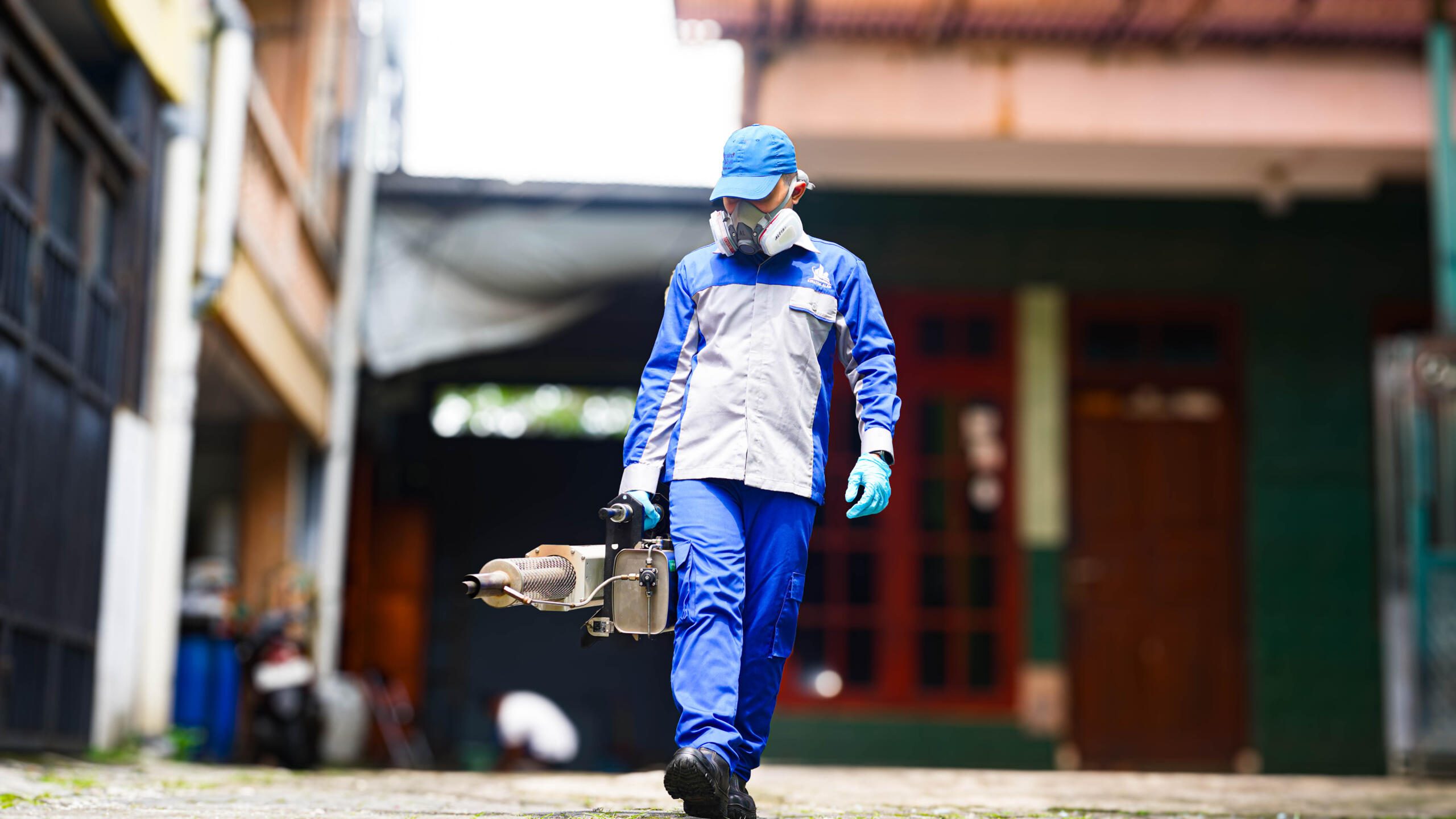Petugas melakukan fogging sebagai bagian dari hygent pembasmi hama modern untuk pest control dan fumigasi